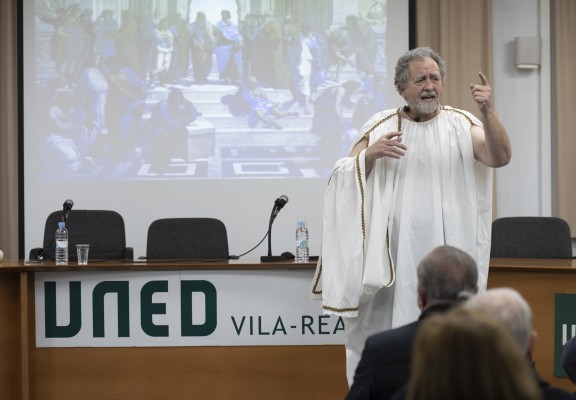José Martí vuelve a encarnar a Platón en el ciclo 'Conferencias Blancas' de la UNED en Vila-real
