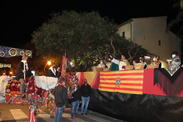Benicàssim recupera el tradicional acte de repartiment i benedicció de La Coqueta