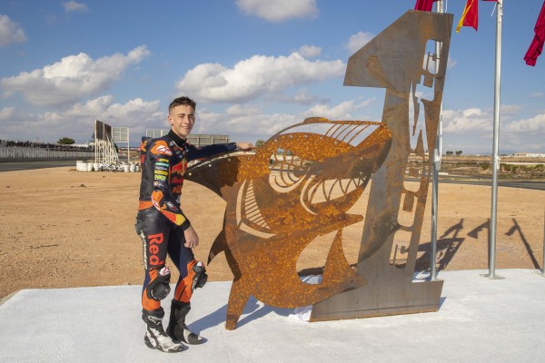 El Circuito de Cartagena dedica la curva 14 y la escultura de un tiburón a Pedro Acosta