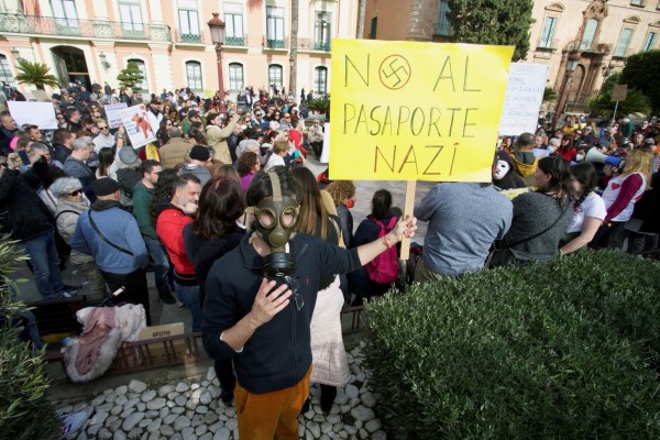 200 personas sin mascarillas se manifiestan en Murcia contras las restricciones y las vacunas