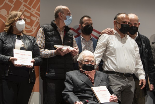 L'Horta homenajea a 24 víctimas del Holocausto con la entrega de unos 'Taulells de la Memòria'