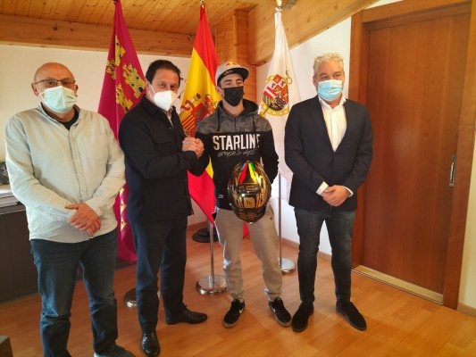 Bahía de Mazarrón aparecerá en el casco de Pedro Acosta durante dos temporadas 