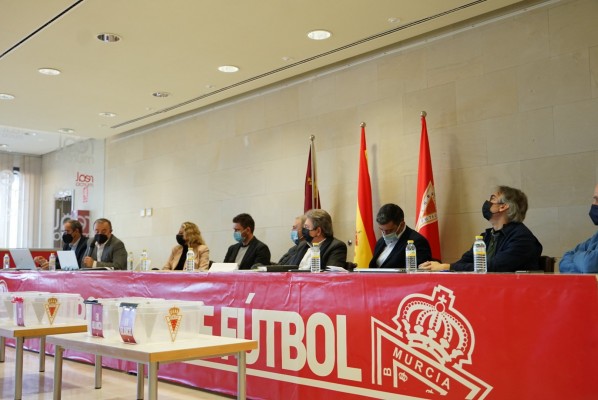 El Murcia presenta una deuda de 32,3 millones y Tornel sale de un consejo en el que entra Pedreño