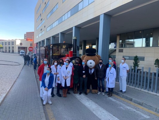 Los Pajes Reales entregan juguetes a los niños hospitalizados en la Arrixaca 