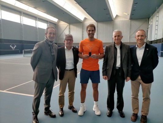 Rafa Nadal recibe la insignia oro y pasa a ser socio de honor del Real Murcia CT 1919