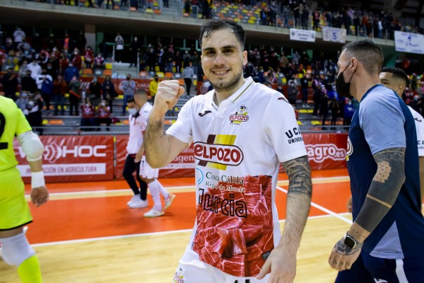 Dos goles y una parada del derbi entre las jugadas destacadas de Primera