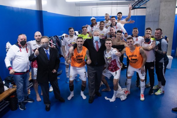 Un triunfo grande: Tomás Fuertes y Bolarín, dueño y presidente de ElPozo, lo celebran en el vestuario 