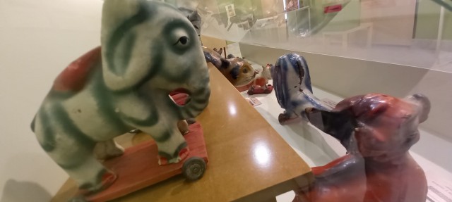 Juguetes murcianos para viajar a una infancia de cartón piedra: la colección de Carlos Fuentes cobra vida 