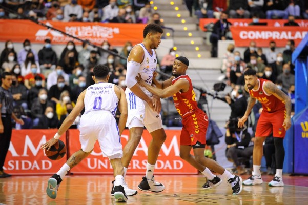 El UCAM CB, con más ímpetu que acierto, cae ante un Madrid que demuestra su condición de líder