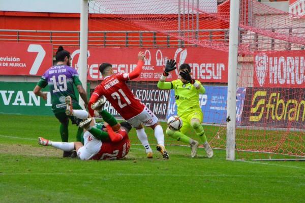 El Murcia gana en casa dos meses y medio después y entra en puestos de promoción de ascenso