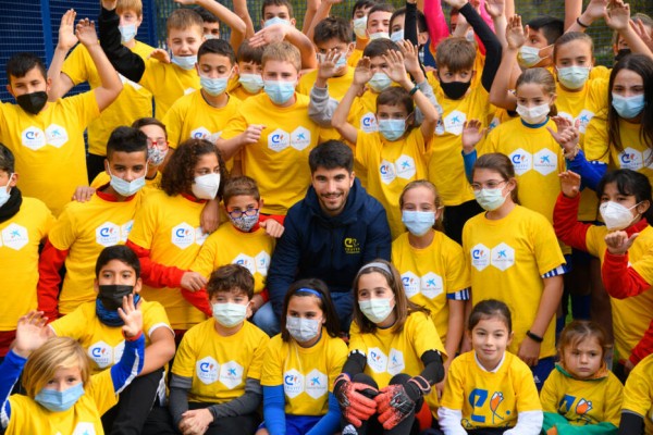La Fundación Deportiva Municipal presenta un campo de césped artificial en Benicalap en homenaje a Carlos Soler 
