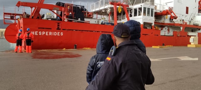 La partida del Hespérides a la Antártida llena su despedida de lágrimas, emoción y tristeza 