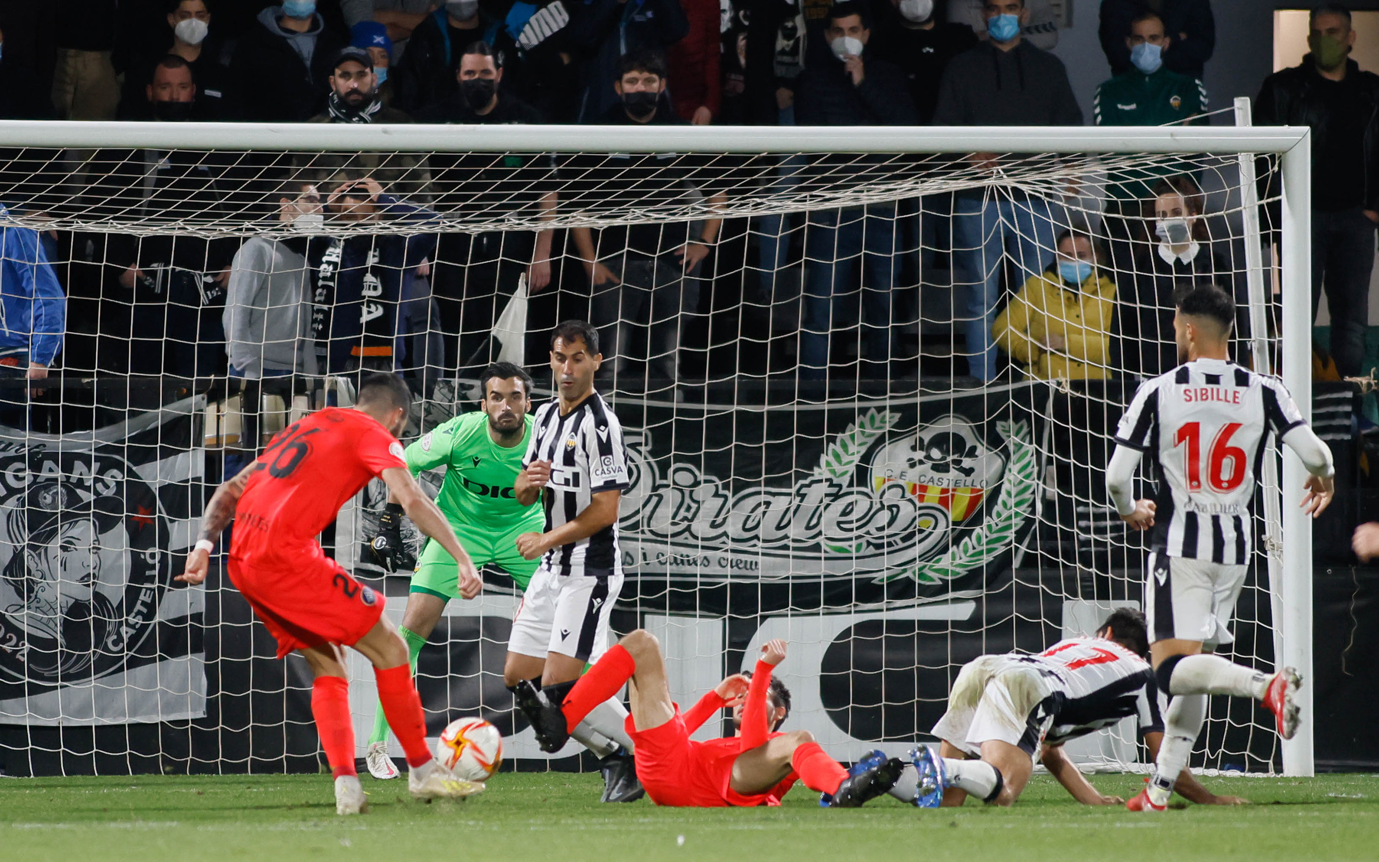 El Andorra hace inútil un golazo de Barco y castiga al Castellón, que acaba con nueve hombres