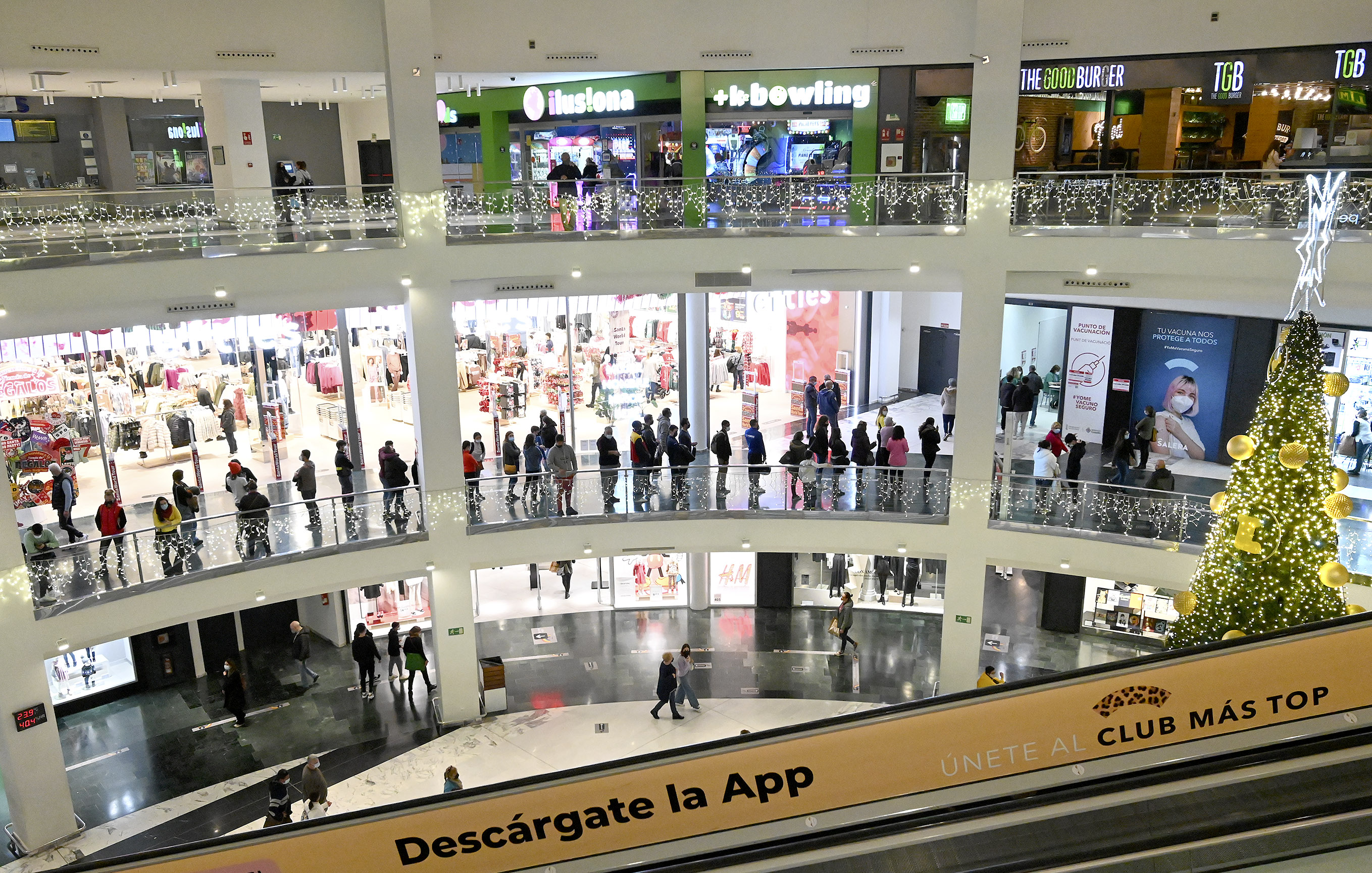 Carreras por la vacuna: 864 personas se vacunan en el Centro Comercial Salera este viernes 