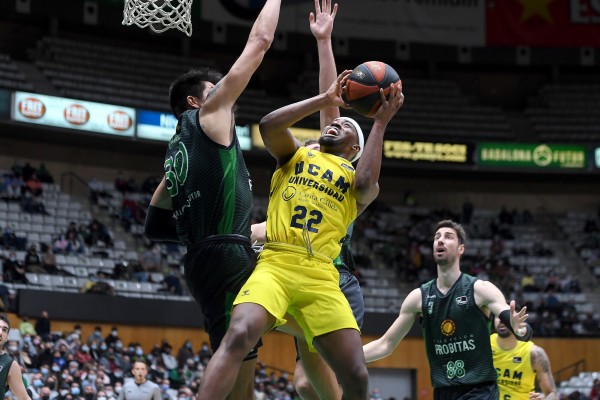 El UCAM CB se derrumba tras otra trifulca y pierde un partido perfectamente ganable en Badalona