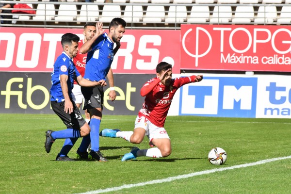 La falta de puntería castiga a un Murcia con dominio pero sin gol