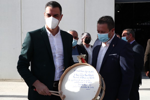 Pedro Sánchez visita en Mula la cooperativa Frucimu y reivindica el trabajo de los agricultores