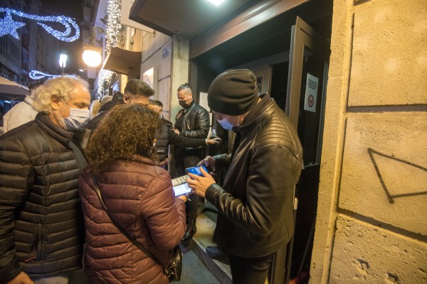Primera noche con pasaporte covid para entrar a los locales en Alicante