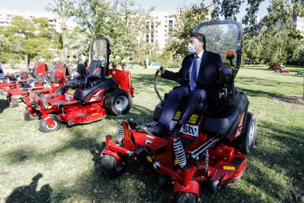 Alicante activa el servicio específico para mantener parques y jardines con maquinaria eléctrica
