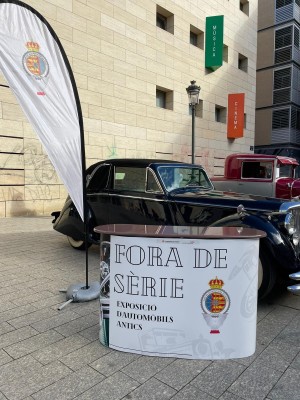 'Fora de Sèrie' expone coches clásicos y antiguos en la Plaza Viriato en València 