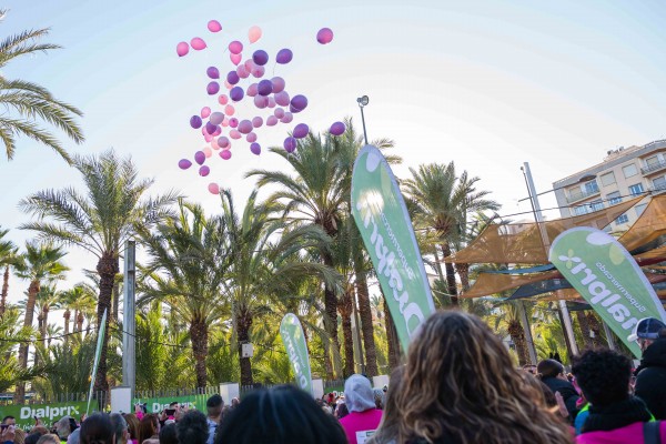 Elche moviliza a más de 3.000 personas en su 'marea rosa' contra el cáncer de mama
