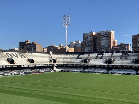 El Cartagonova estrenará nueva iluminación con otras dos torres en enero