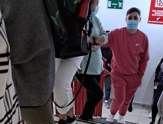 Colas y quejas en el hospital del Rosell de Cartagena ante la gran afluencia de usuarios sin cita para vacunarse

