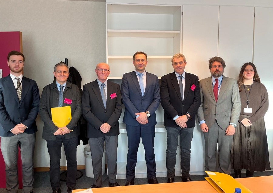 AVA entrega al futuro comisario Hansen un plan para reconstruir la agricultura valenciana