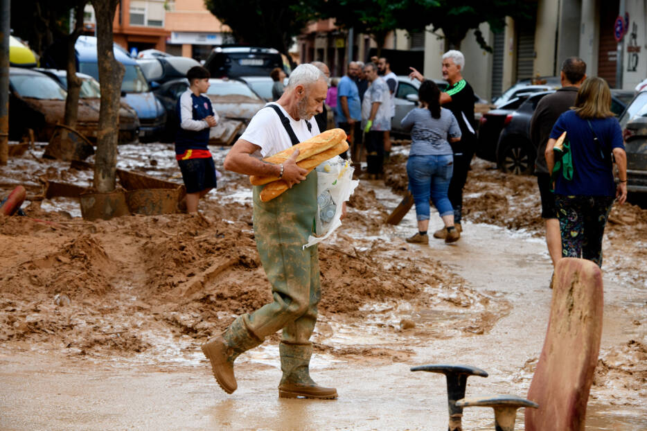 Un voluntario en los pueblos del sur de Valencia, afectados por la Dana. Foto: KIKE TABERNER - 