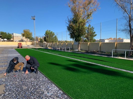 El nuevo césped del campo de fútbol de Churra empieza a tomar cuerpo