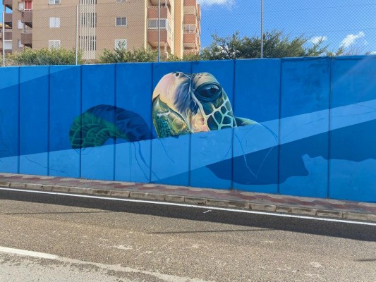 Un 'photocall' marino en La Manga: artistas urbanos de Cartagena embellecen Monteblanco con un gran mural 