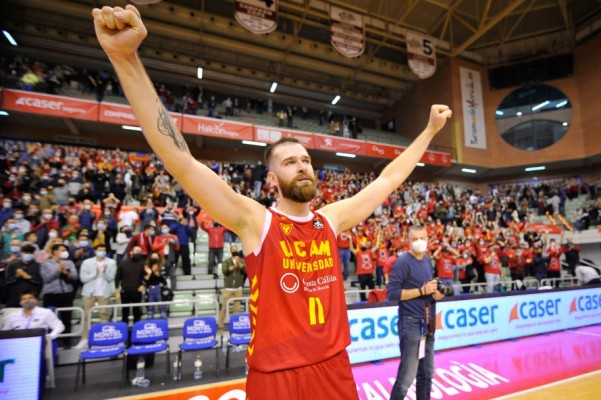 El UCAM CB, con una gran defensa y un Radovic decisivo, se acerca a la Copa
