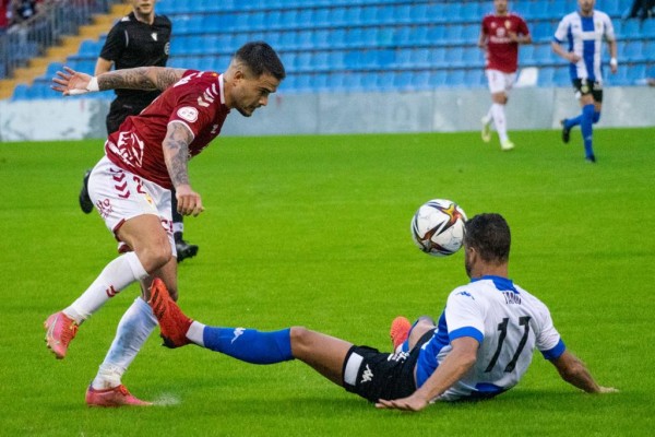 El Real Murcia perdona en la primera parte y lo paga siendo goleado en el Rico Pérez