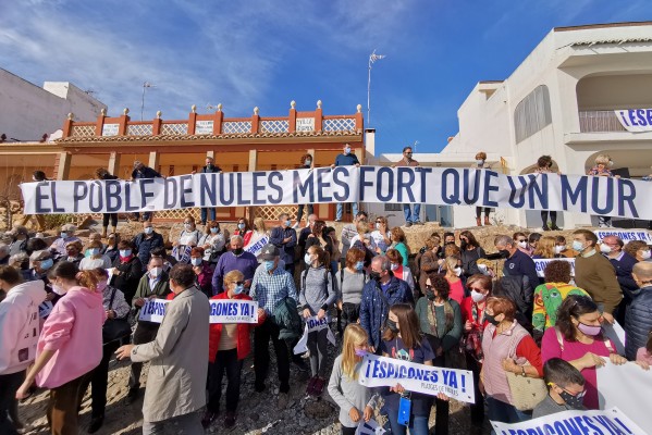 Nules se manifiesta para exigir la regeneración de su litoral