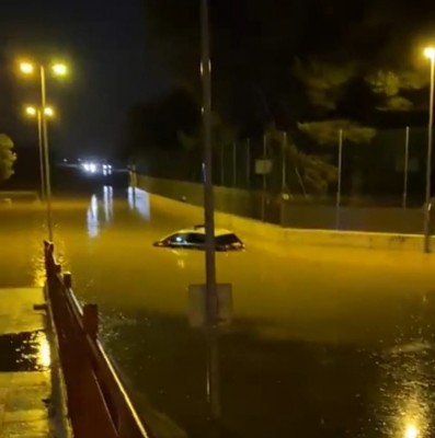 La lluvia se ceba con Cartagena: calles inundadas y coches de la Policía atrapados en el agua