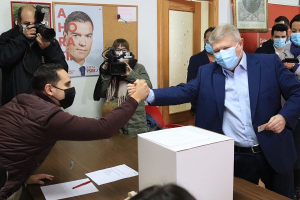 Vélez arrasa en las primarias y se convierte en el nuevo líder del PSOE regional