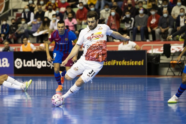 La historia que se repite una vez más: el Barça impone su pegada para ganar en Murcia