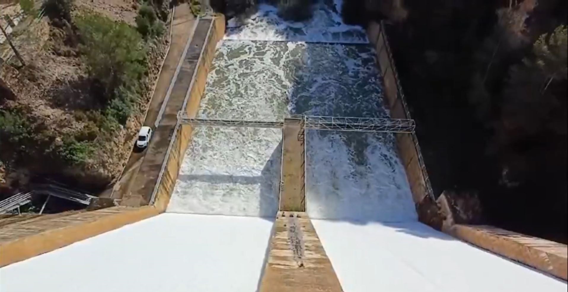 El embalse de Ulldecona vierte por el aliviadero y se estabilizará 