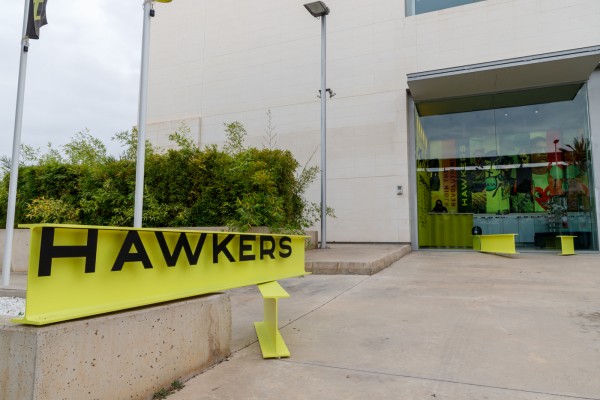 Hawkers ya es 'made in Spain': entramos en la primera fábrica de gafas de España, en Elche