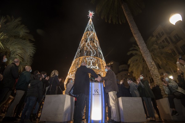 Alicante enciende el alumbrado navideño para incentivar y adelantar las compras