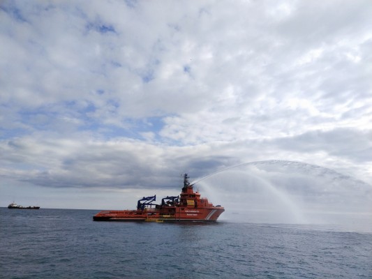 El Ministerio dirige un simulacro de un vertido químico en el mar frente al polígono del Serrallo 