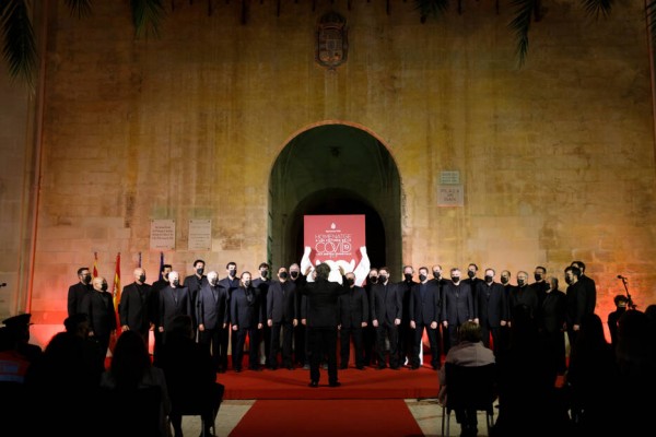 Emotivo homenaje en Elche a las víctimas de la covid-19 y a los servicios esenciales