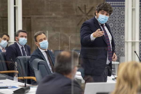 Miras, en el ring de la Asamblea: un masaje, el hacha contra 