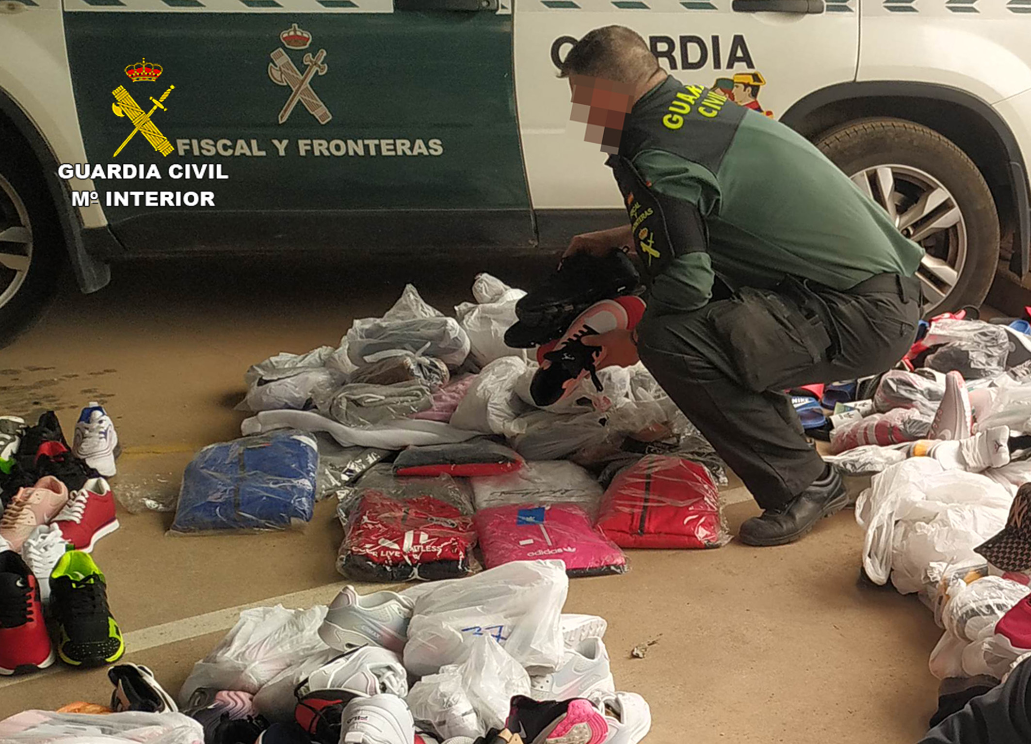 Incautan mil prendas falsificadas en mercadillos de Águilas