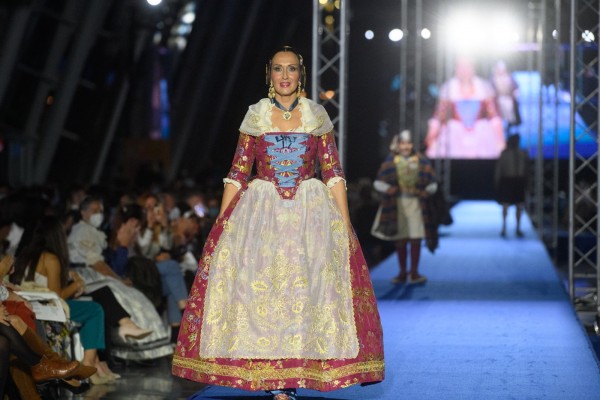 Más de 2.000 personas asisten al Desfile Tradicions, un homenaje a la indumentaria valenciana