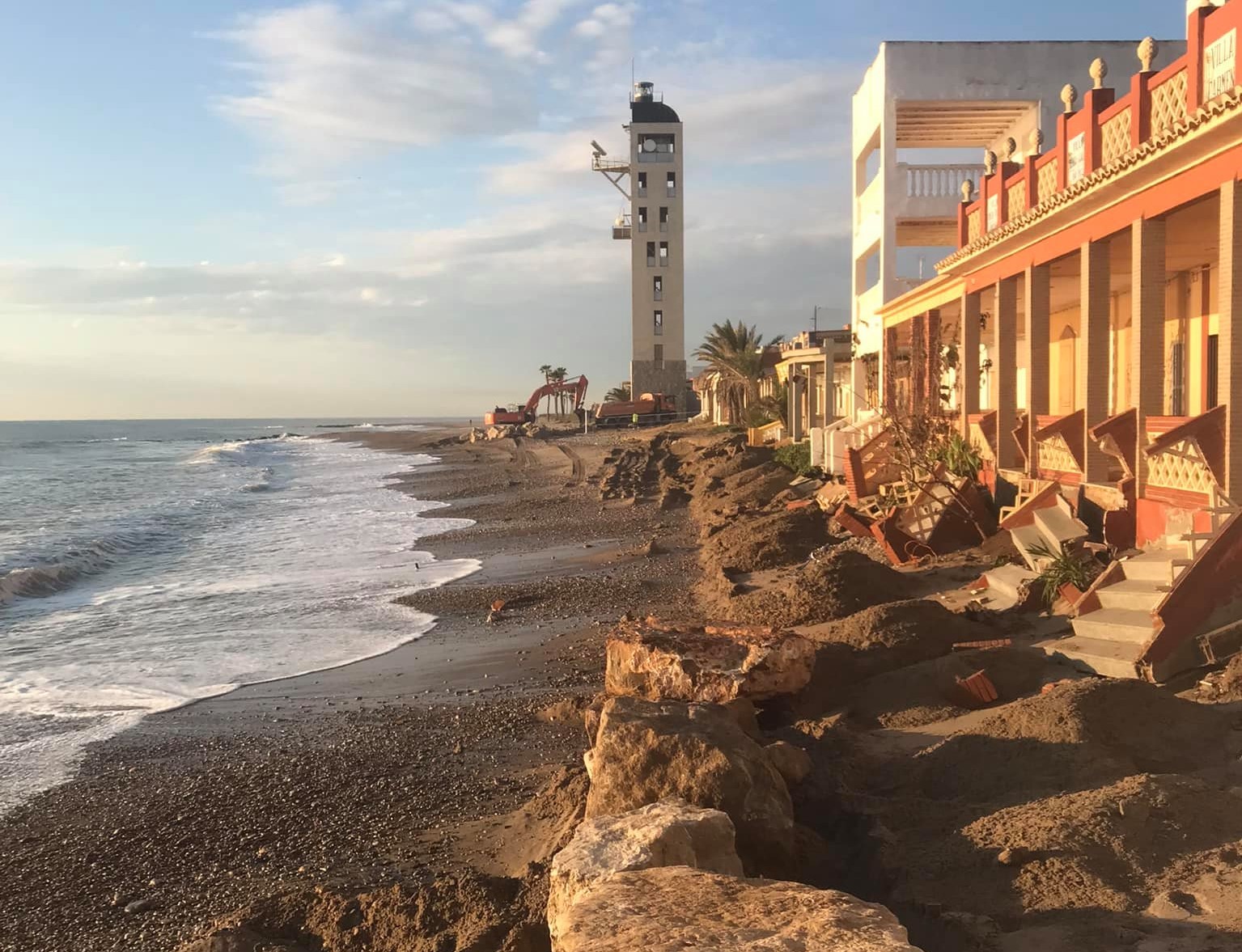 Nules envía maquinaria a la playa para tratar de minimizar daños y exige a Costas los espigones