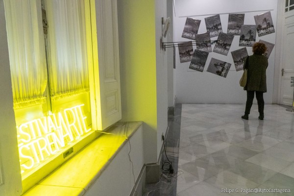 Las exposiciones de Estren-Arte ya llenan de talento el Palacio Consistorial y el Teatro Romano de Cartagena