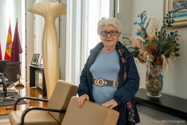La escritora María Teresa Cervantes sopla las velas de su 90 cumpleaños en el Palacio Consistorial de Cartagena 