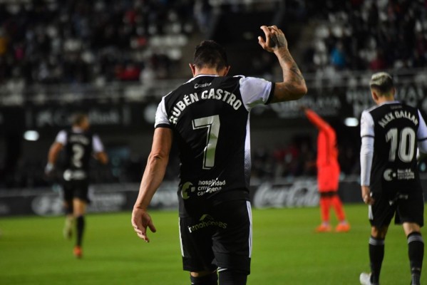 Un Efesé fuerte a balón parado gana guiado por un Rubén Castro que es pichichi