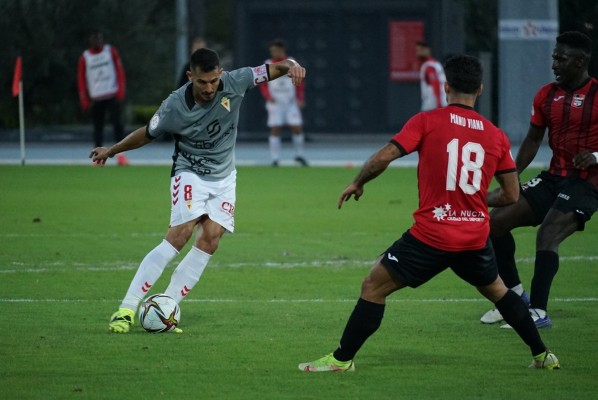 El Real Murcia vuelve a sonreír y a creer con su primer triunfo como visitante y ante el líder